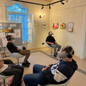 uczniowie w okularach VR