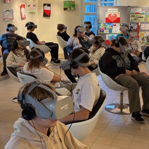 uczniowie w okularach VR
