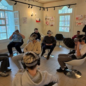 uczniowie w okularach VR