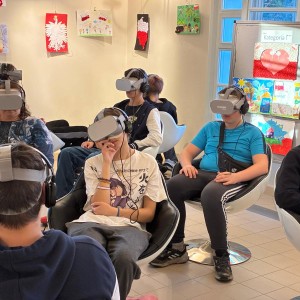 uczniowie w okularach VR
