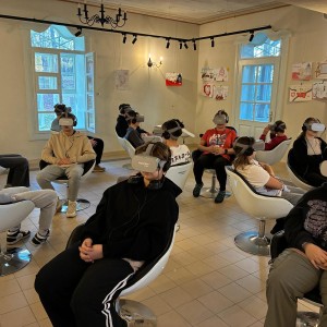 uczniowie w okularach VR