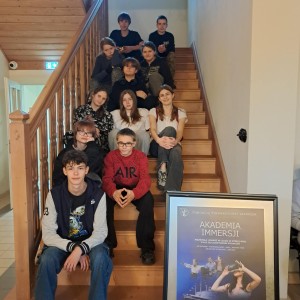 uczniowie na schodach