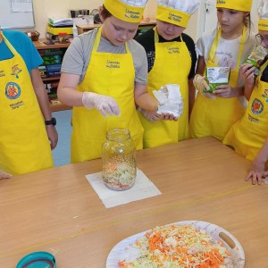 dzieci w strojach kucharskich 