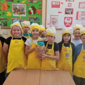 dzieci w strojach kucharskich 