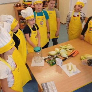 dzieci w strojach kucharskich 