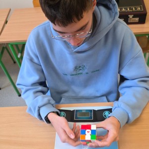 uczeń z kostką Rubika
