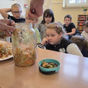 uczniowie i słoik kapusty