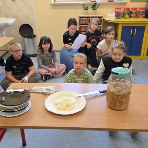 uczniowie i słoik kapusty