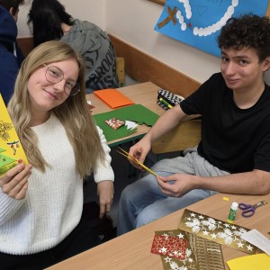 uczniowie prezentują prace