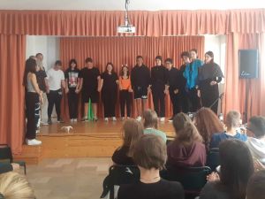 uczniowie na wystąpieniu - Theater for tolerance